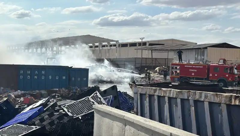 Aksaray'da Geri Dönüşüm Fabrikasında Çıkan Yangın, Korkutucu Anlar Yaşattı