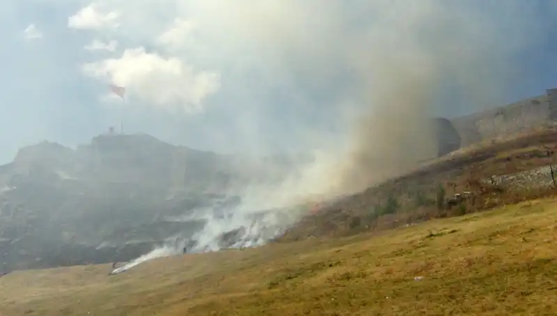 Kars Kalesi’nin Eteklerinde Korkunç Anız Yangını: Doğa Ve Tarih Tehlikede!