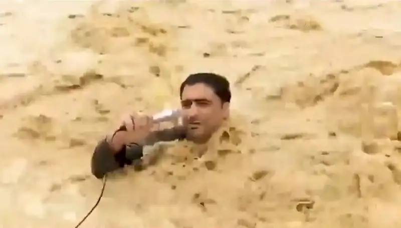 Canlı Yayın Sırasında Sel Sularına Kapılan Sunucu Hayatını Kaybetti!