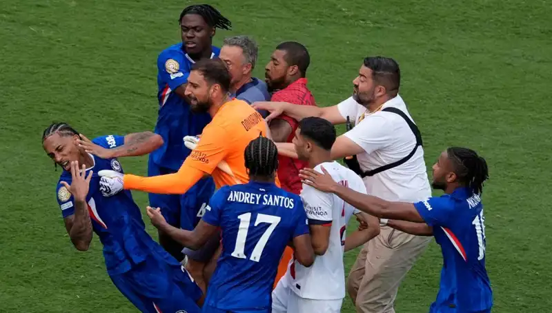 Dev Finalde Şok Eden Anlar: Teknik Direktör Futbolcuya Yumruk Attı