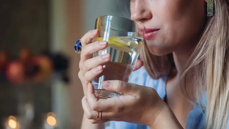 Aç Karnına 1 Litre Su İçmenin Faydaları: Her Sabah Yapmanın Etkileri