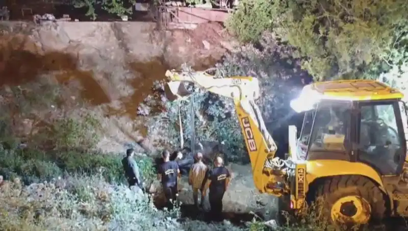 Hatay’da Nehirde Suyun İçinde Kalan İneğe Kurtarma Operasyonu