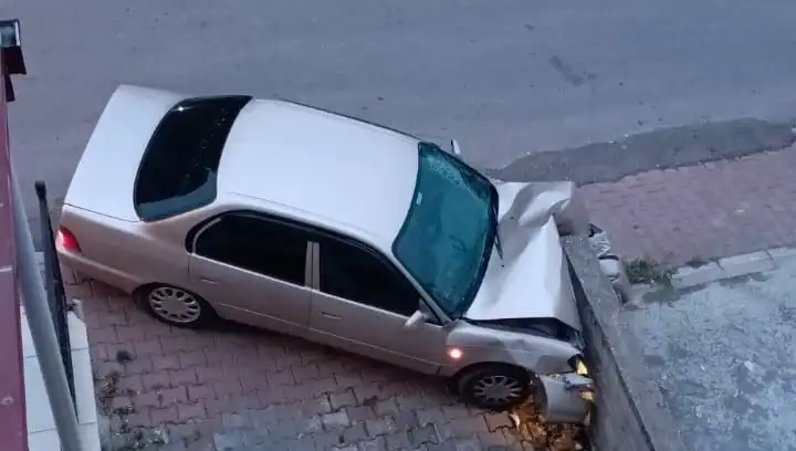 Kontrolü Kaybeden Araç Duvara Çarptı: Olayın Detayları ve Sonrası