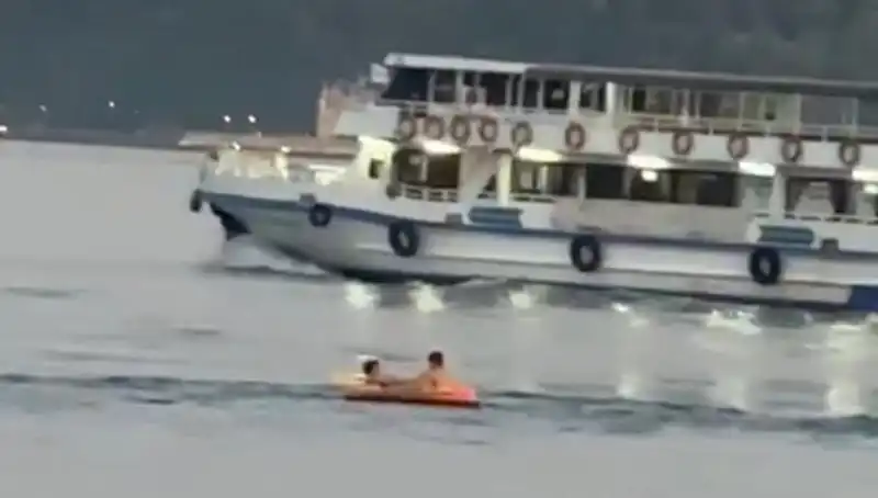 Sarıyer Sahilinde İki Çocuğun Botla Denize Açılması Şaşkınlık Yarattı