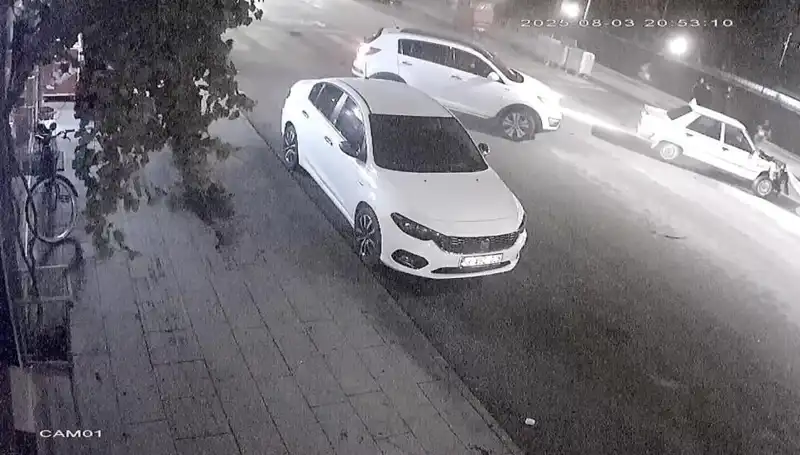 Yaya Geçidinde Tehlike: Yaya Yol Vermek İsterken Kaza Yaptı
