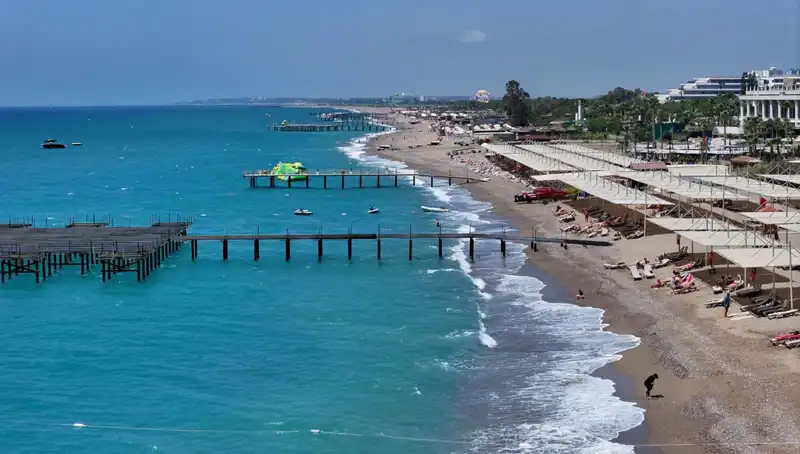 Antalya Sahillerinde Güneşli Hava: Tatilcilerin Yeni Favorisi