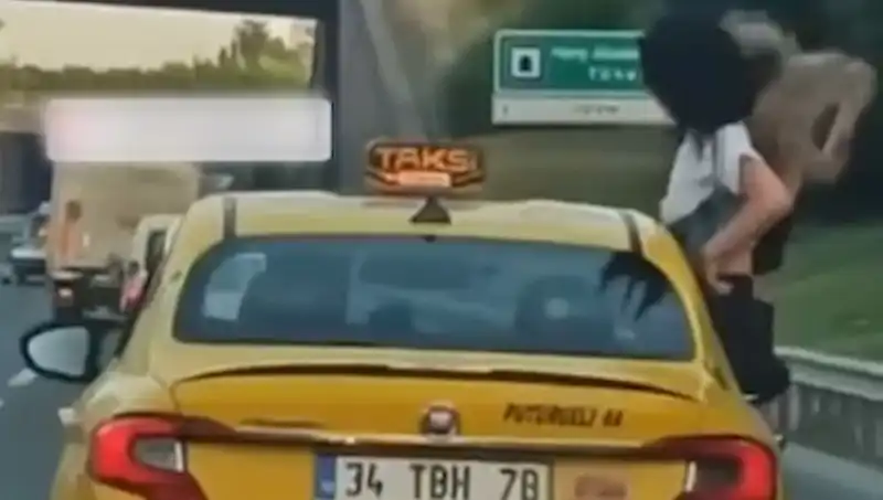 Taksinin Camından Sarkan Gençler, TEM Otoyolunda Şaşkınlık Yarattı