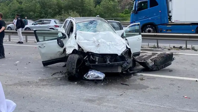 Korkutan Kaza: Bariyerlere Çarpan Araçta 3 Yaralı