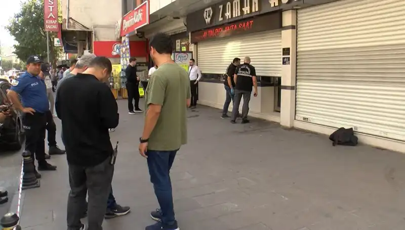 Güpegündüz Cadde Ortasında Kuyumcu Soygunu: Güvenlik Kameralarına Yansıdı