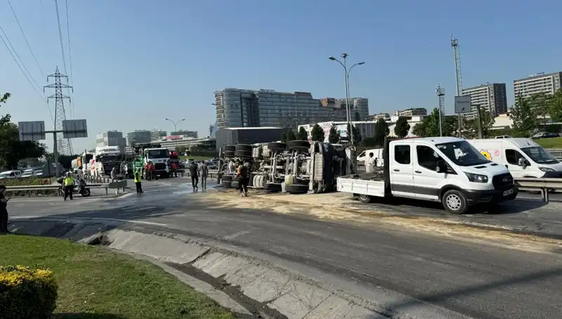 D-100 Yan Yolda Beton Mikseri Devrildi: Kaza Sonrası Trafigi Alt Üst Etti