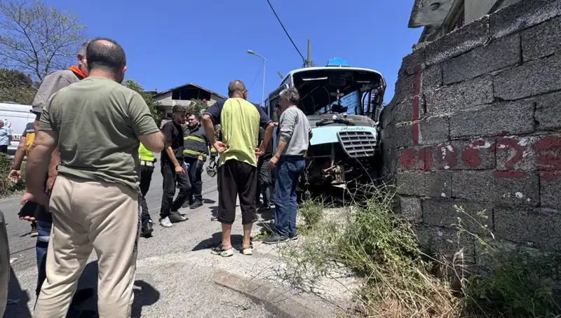 Minibüs Kazası: Duvara Çarpan Araçta 14 Kişi Yaralandı