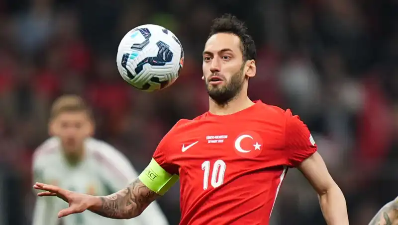Fenerbahçe'nin Hakan Çalhanoğlu Teklifi: Mourinho İle Çarpışan Ayrıntılar