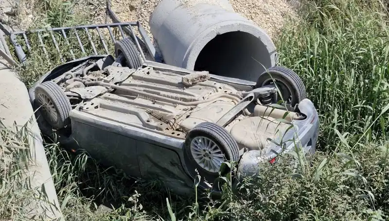 Pikap Ve Otomobil Kazası: Su Kanalına Devrilen Araçta İki Yaralı