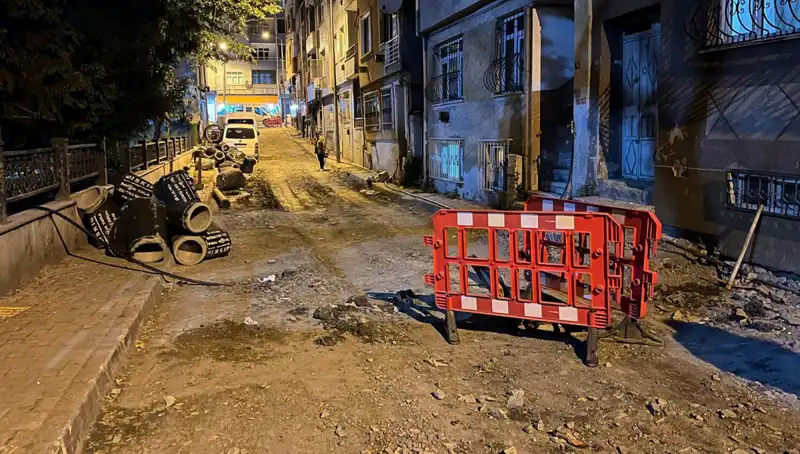 Bayrampaşa'da Altyapı Çalışmaları Geceye Damga Vurdu: Rögar Kapağı Patladı!
