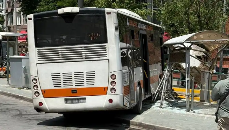 Belediye Otobüsü Tramvay Durağına Dalınca! Olayın Ayrıntıları Ortaya Çıktı