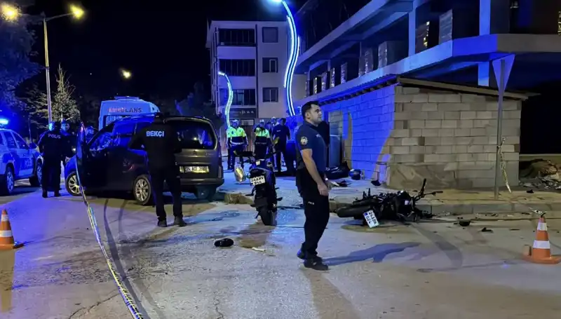 Motosiklet ile Otomobil Çarpıştı: 2 Genç Hayatını Kaybetti