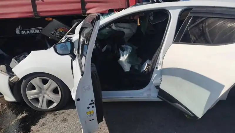 Sivas’ta Feci Kaza: Otomobil TIR’a Çarptı, 2 Yaralı!