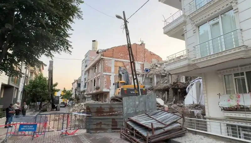 : Yıkım Sürecindeki Bina Elektrik Kablosunu Koptu: İki Sokak Karanlıkta Kaldı