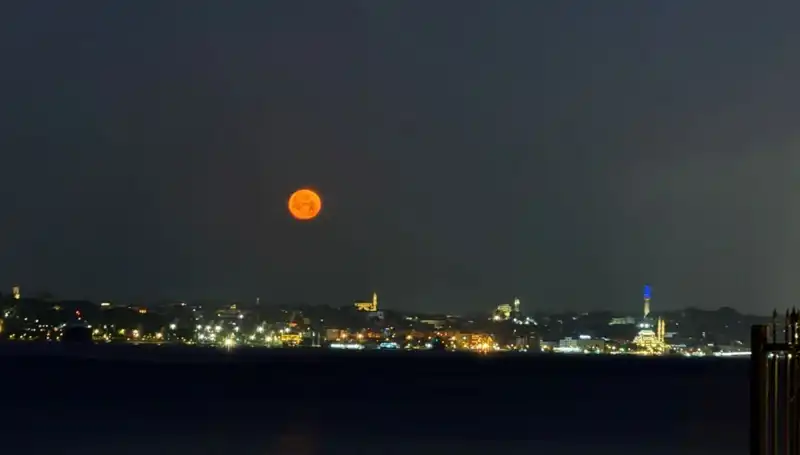 İstanbul'da Büyüleyici "Çilek Dolunayı" Akşamı: Eşsiz Manzaralar