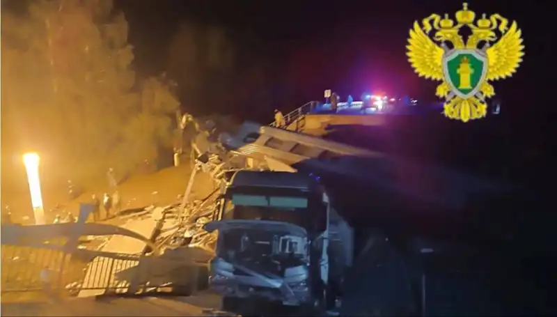 Rusya'da İki Köprü Çöktü, Feci Kazada Yedi Kişi Hayatını Kaybetti