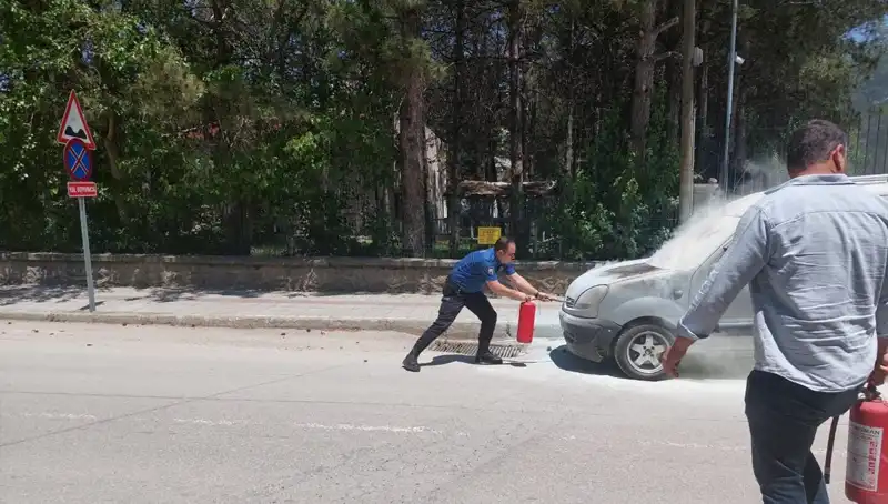 Emniyet Binası Önünde Yangın: Araçta Çıkan Alevler Polisi Harekete Geçirdi