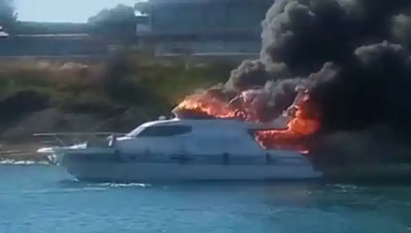 Çeşme Marinası'nda Korkutan Yangın: Motoryat Alev Alev Yandı!