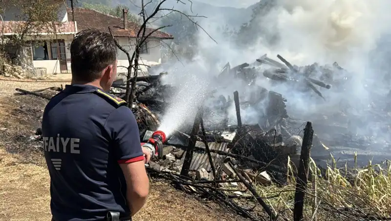 Evde Çıkan Yangın, Yakındaki Ormana Sıçradı: Ekipler Seferber Oldu