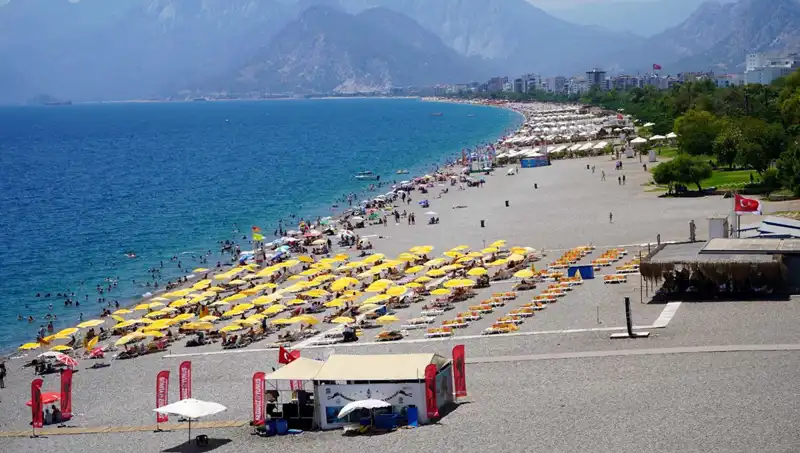 Sıcak Havalara Rağmen Plajlar Dolup Taştı: Tatilcilerin Efsane Dönemi