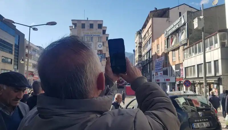 Çatıya Çıkan Kişiyi Görmek İçin Sokağa Akın Ettiler