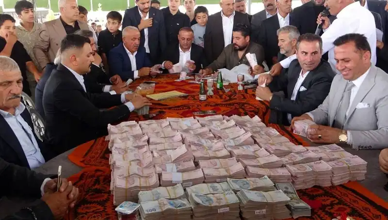 Aşiret Düğününde Şok Edici Takı Töreni: Geline 1,5 Kilo Altın!
