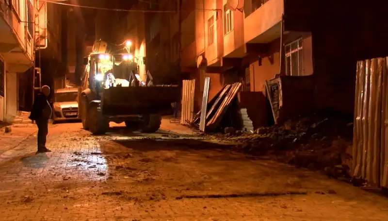 Bağcılar'daki Yana Eğilen Bina Boşaltıldı: Güvenlik Uyarıları Artıyor