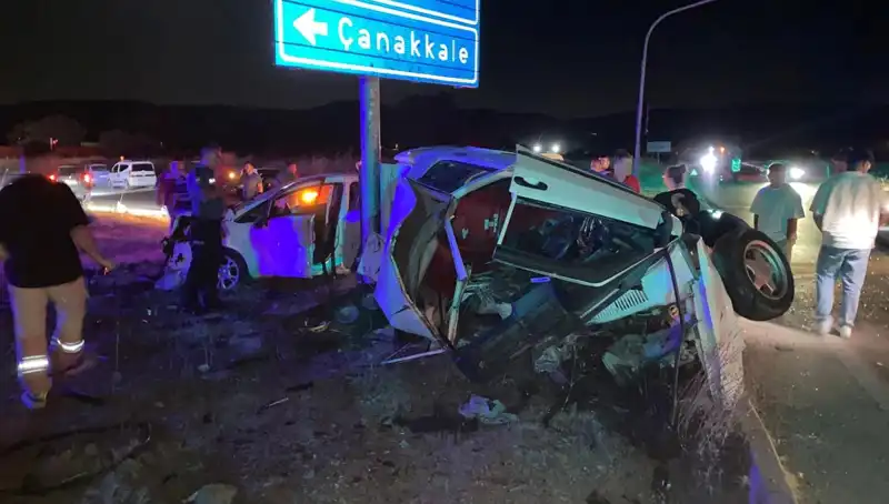 Çanakkale'de İki Otomobil Çarpıştı: Yaralılar ve Ayrıntılar Açıklandı