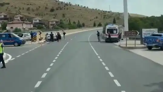 Elazığ'da İki Otomobil Çarpıştı: Üç Yaralı, Kaza Anı Güvenlik Kamerasında