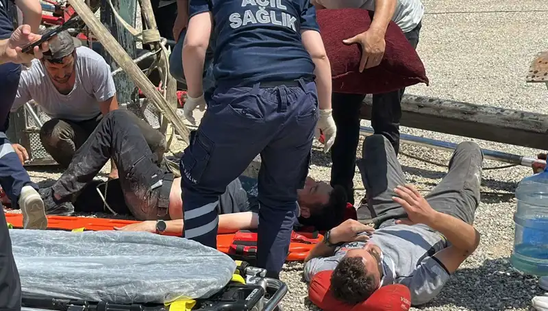 Vinç Devrildi! Bayrak Asarken Yaşanan Kaza İki İşçiyi Yaraladı