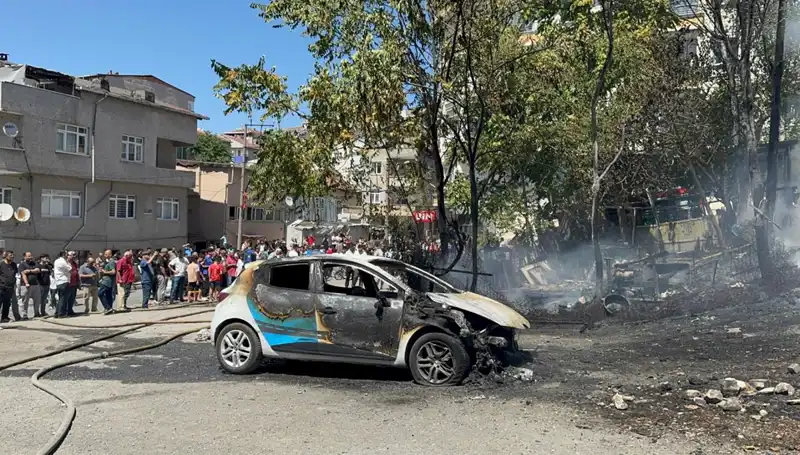 Gecekonduda Patlayan Yangın: Araç Küller İçinde Kaldı