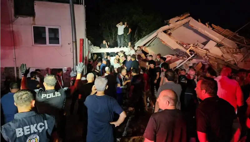 Balıkesir Sındırgı'da 6,1 Büyüklüğünde Deprem: Yaralılar ve Can Kaybı