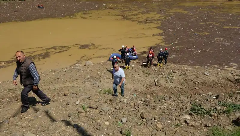 Trabzon'daki Sel Felaketi: Adam Evinde Su Tahliye Ederken Hayatını Kaybetti