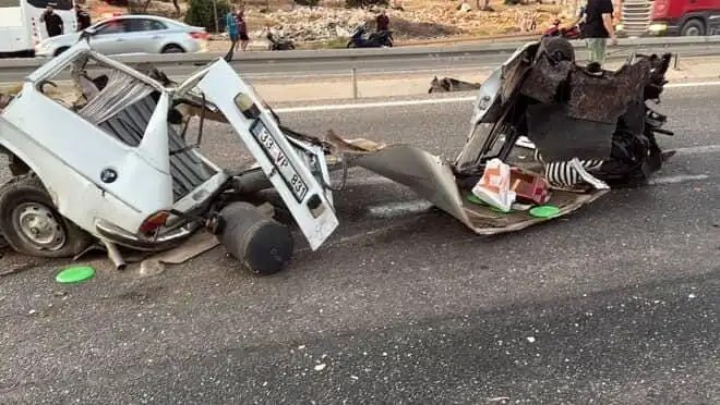 Bariyere Çarpan Araç Hurdaya Döndü: Feci Kazada Bir Ölü, Bir Yaralı