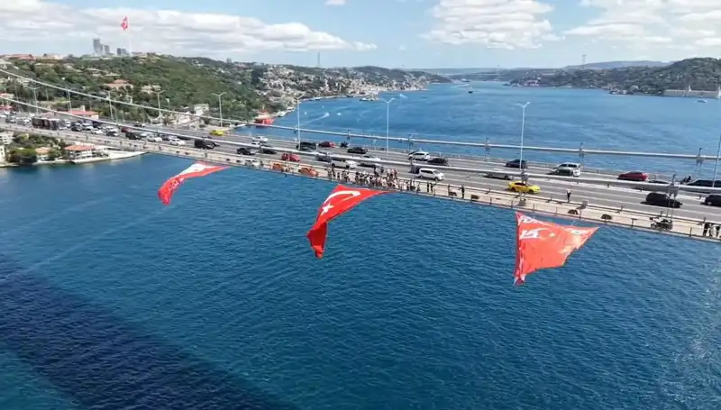 Türk Bayrağı ile Süslenen Köprü, Tüm Dikkatleri Üzerine Çekti