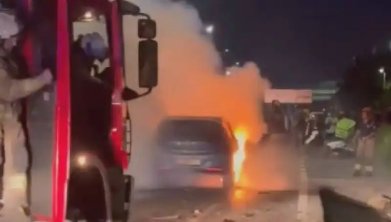 Otoyolda Korkutan Kaza: Araç Bariyerlere Çarptı ve Alev Aldı