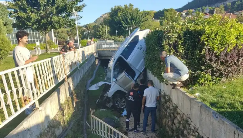 Muğla'da Direksiyon Hareketi Kaza Getirdi: Olayın Ayrıntıları!