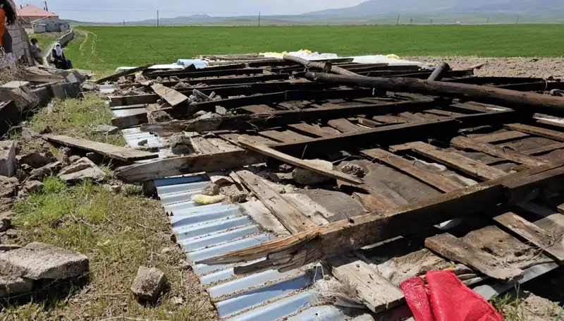 Fırtına Bitlis'i Vurdu: Çatılar Uçtu, Hayat Durma Noktasına Geldi!