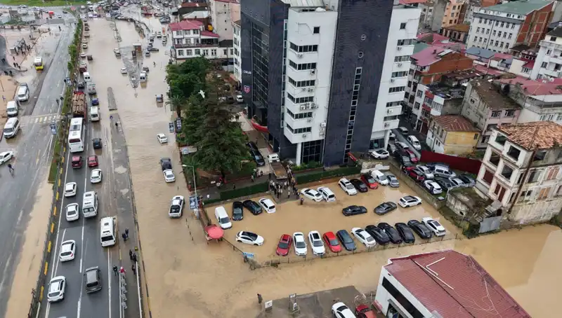 Trabzon'da Sel Felaketi: Çamur İçindeki Kayıp Kişi İçin Arama Çalışmaları Devam Ediyor