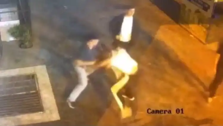 İstanbul Sokaklarında Tekmeli Yumruklu Kavga: Neler Yaşandı?