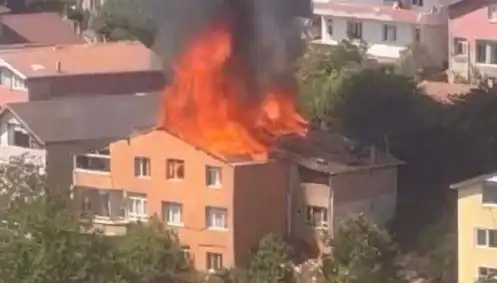 İstanbul'da Yangın Paniği: Dört Kişi Mahsur Kaldı, İkililer İnsanı Olayı Kurtardı