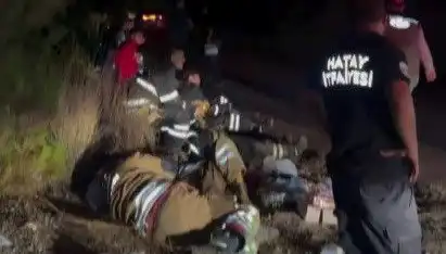 Hatay İtfaiyesi'nin Gizli Kahramanları: Yorgunluk Molası ve Yangınla Mücadelede Dayanışma