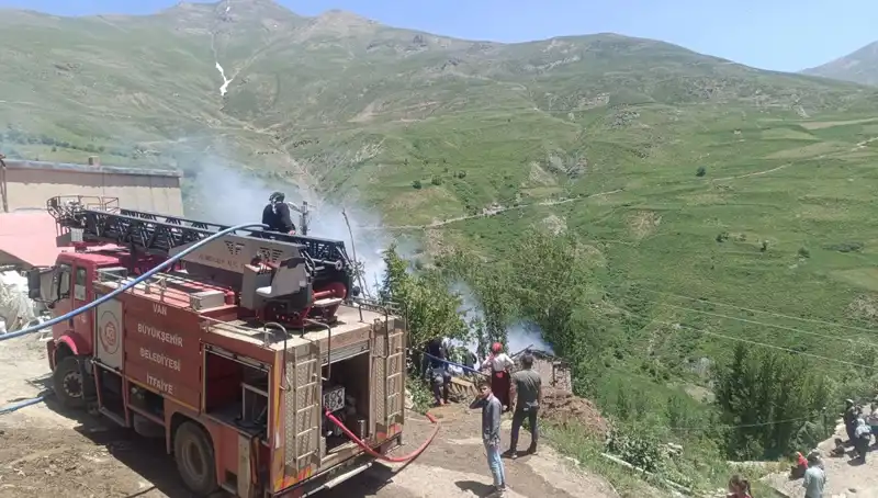 Van'da Ev Yangınında Küçük Bir Can Hayatını Kaybetti