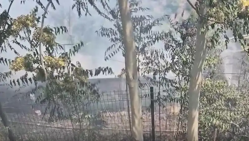 Sultangazi'de Otluk Alanda Çıkan Yangın Gecekonduyu Tehdit Ediyor