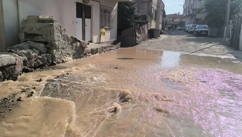 Çarşıdaki Su Bile Patladı! İlçede Su Hattı Krizi Yaşanıyor