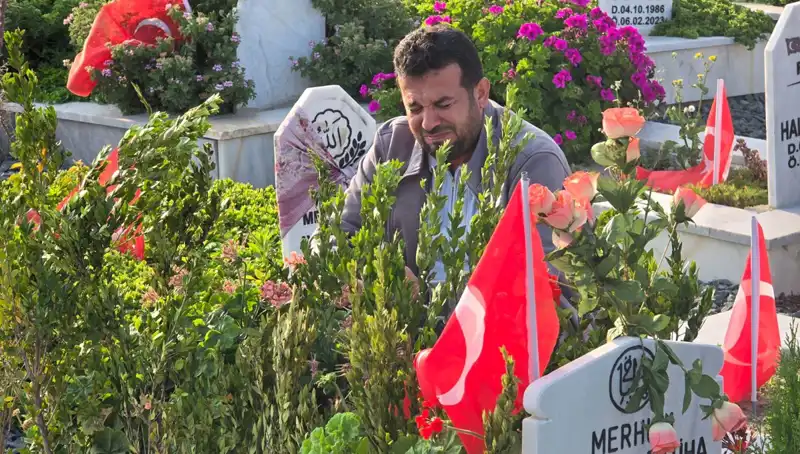 Deprem Şehitliğinde Bayram Coşkusu ve Derin Bir Hüzün